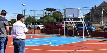El lugar cuenta con iluminación y sanitarios, a fin de que quienes lo utilicen puedan realizar las actividades contando con las comodidades básicas.