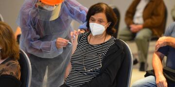 COVID. Este jueves continuaba la vacunación en el Centro de Convenciones de Córdoba (Nicolás Bravo).