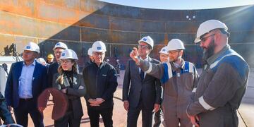 Massa recorriendo oleoducto en Vaca Muerta