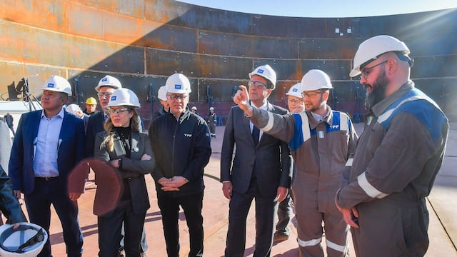 Massa recorriendo oleoducto en Vaca Muerta