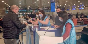 CORONAVIRUS-FRONTERAS-IATA aeropuerto ezeiza
Autoridades del Ministerio de Transporte se encuentran reunidas con representantes de la Asociación Internacional de Transporte Aéreo (IATA) para analizar la decisión del Gobierno de establecer un cupo de 600 pasajeros por día en los vuelos internacionales que llegan al país, informaron a Télam fuentes oficiales.