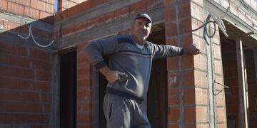 Obrero. Fabio "la Mole" Moli trabajando de albañil en Villa del Rosario. (La Voz)