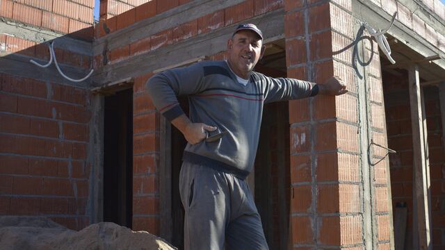 Obrero. Fabio "la Mole" Moli trabajando de albañil en Villa del Rosario. (La Voz)