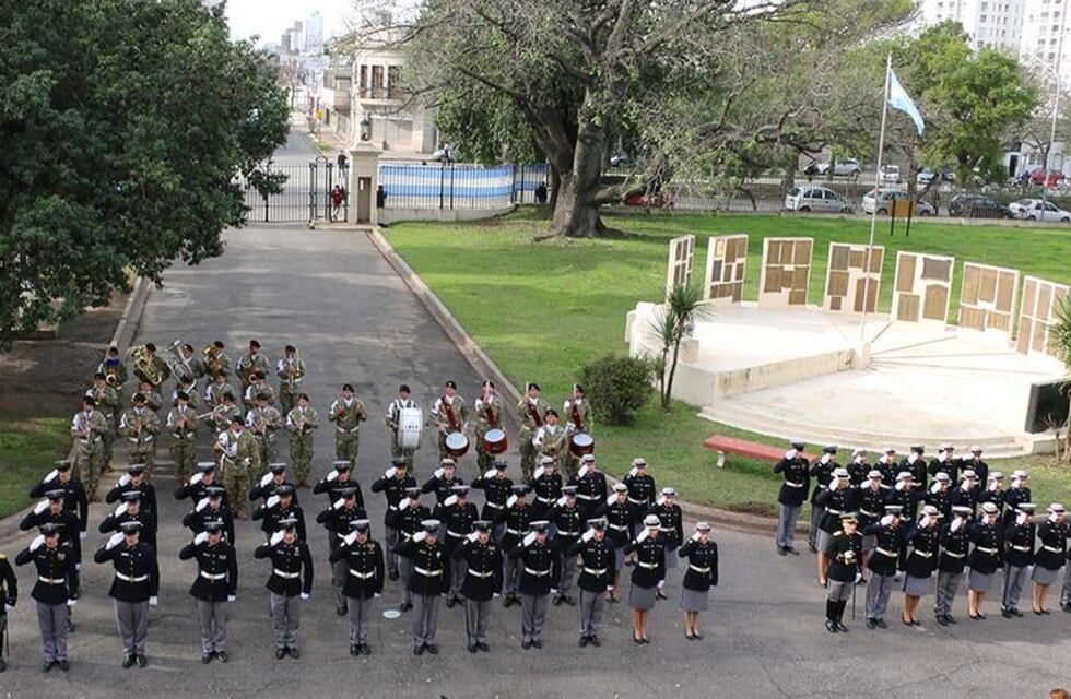 La banda del Liceo Militar emocionó a todos con un homenaje a los médicos del Cullen