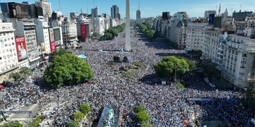 Una gran multitud celebró la Copa Mundial que ganó Argentina. Foto: Twitter/@CanalVerte