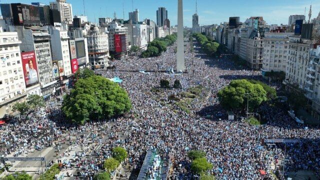 Una gran multitud celebró la Copa Mundial que ganó Argentina. Foto: Twitter/@CanalVerte