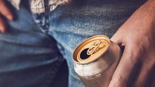 Delincuentes asaltaron un comercio mendocino y hasta se llevaron latas de cerveza (imagen ilustrativa)