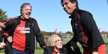 El entrenador Javier Sanguinetti charló con una de las protagonistas del partido en las tribunas.