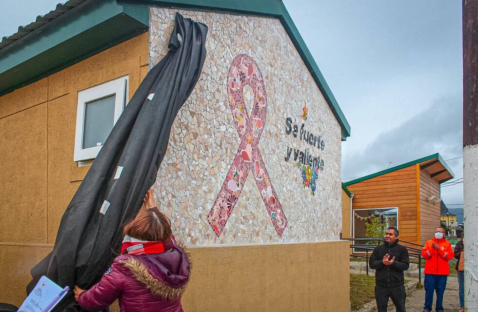 Tolhuin: el municipio acompañó la inauguración del mural de la artista Florencia Rojas