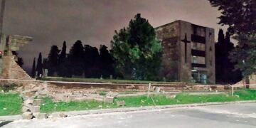 Un muro de 20 metros, se desplomó sobre la vereda, en el Cementerio de Río Cuarto (foto, diario Puntal).