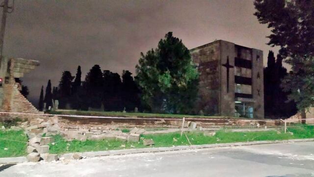 Un muro de 20 metros, se desplomó sobre la vereda, en el Cementerio de Río Cuarto (foto, diario Puntal).
