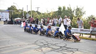 Colectivo. "Locos por los rulemanes" tuvo el karting más original, con un piloto y seis acompañantes. (Pedro Castillo)
