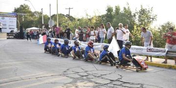 Colectivo. "Locos por los rulemanes" tuvo el karting más original, con un piloto y seis acompañantes. (Pedro Castillo)