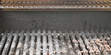 El truco para limpiar una parrilla sucia.