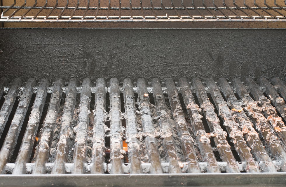 Ni limón ni detergente: el truco casero definitivo para limpiar la grasa de la parrilla