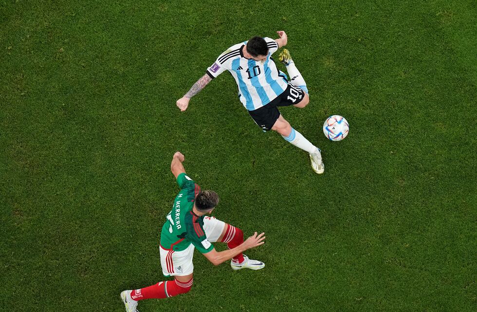 Una pareja mexicana se volvió viral por usar una camiseta para alentar a Messi y a su país al mismo tiempo