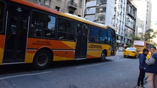 El video del siniestro vial que terminó con un hombre de 84 años atropellado por un colectivo de Coniferal. (José Hernández / La Voz / Ilustrativa).