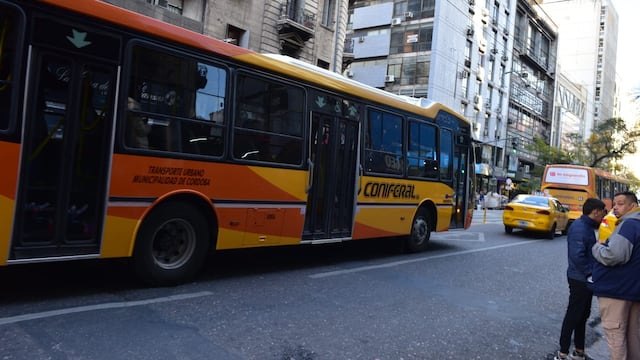 El video del siniestro vial que terminó con un hombre de 84 años atropellado por un colectivo de Coniferal. (José Hernández / La Voz / Ilustrativa).