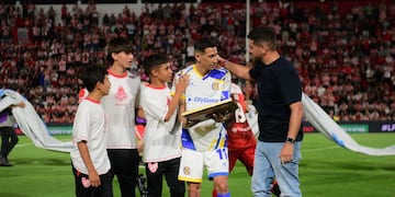 Instituto y su homenaje a un campeón. Plaqueta para Ángel Di María, en manos de Juan Manuel Cavagliatto.