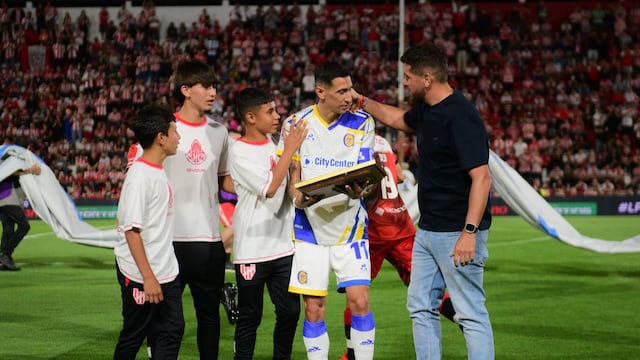 Instituto y su homenaje a un campeón. Plaqueta para Ángel Di María, en manos de Juan Manuel Cavagliatto.