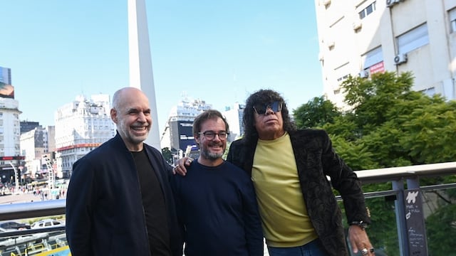 "La Mona" junto a Horacio Rodríguez Larreta, jefe de gobierno porteño, y Enrique Avogadro, ministro de Cultura. (Prensa GCBA).