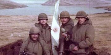Soldados argentinos durante la guerra de las Malvinas, apostados en Bahía Fox.
