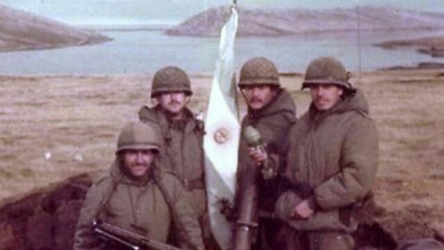 Soldados argentinos durante la guerra de las Malvinas, apostados en Bahía Fox.