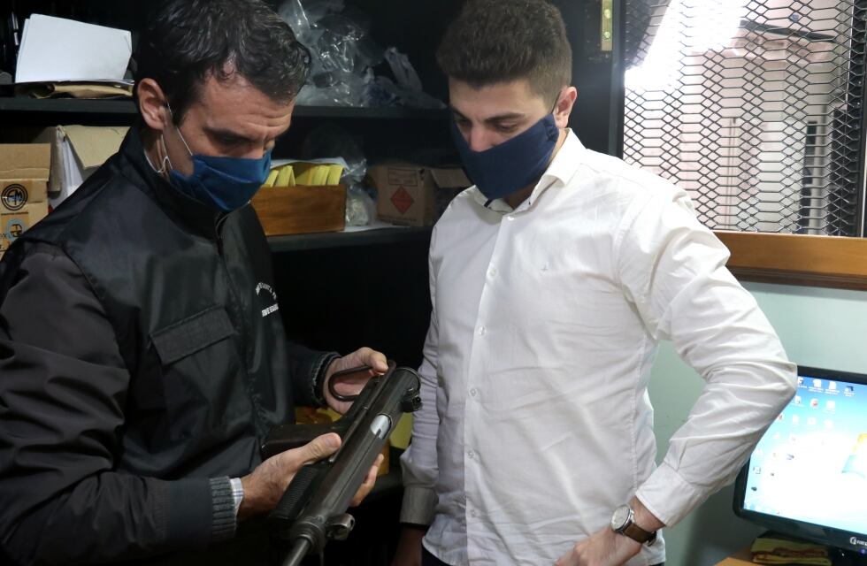 Instalarán sistema con chips para controlar armas policiales en Santa Fe