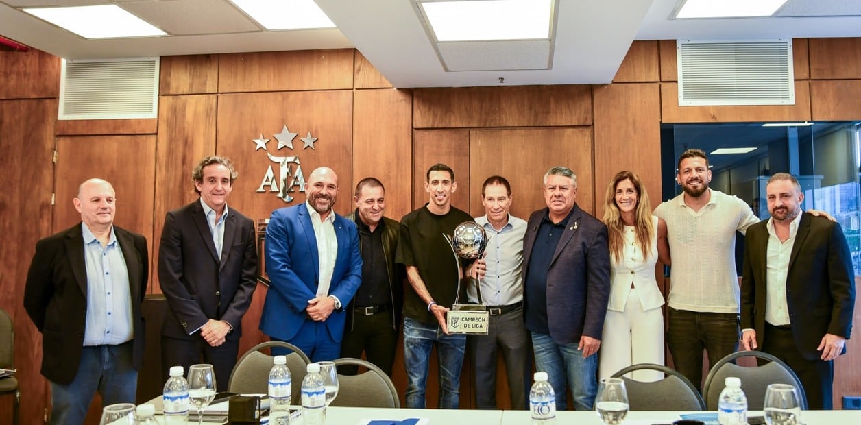 Coronación. Sin aviso, la AFA consagró a Rosario Central como el "campeón de la liga" y le entregó el trofeo en una oficina de la AFA.