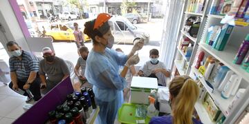 Las farmacias, vacunatorios contra el COVID en Córdoba (foto Laura Lescano).