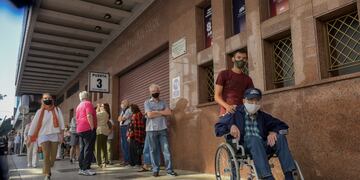 Mayores de 80 años realizan largas filas en el Luna Park, nuevo centro de vacunación contra el Covid-19 en la Ciudad. (Clarín)