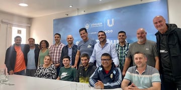 El intendente Walter Vuoto firmó el contrato de obra para los trabajos que se realizarán en el campo de juego