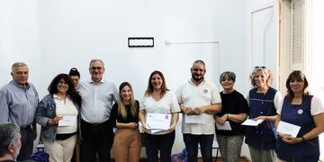 Calvo y Chivallero junto con personal de la EET 460 "Guillermo Lehmann"