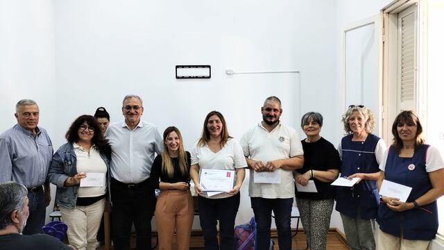 Calvo y Chivallero junto con personal de la EET 460 "Guillermo Lehmann"