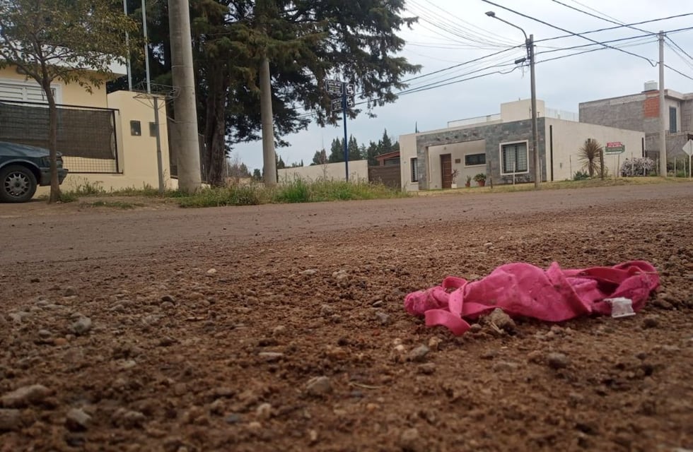 “El camino de las tangas”: Colonia Caroya amaneció con 6 kilómetros llenos de bombachas