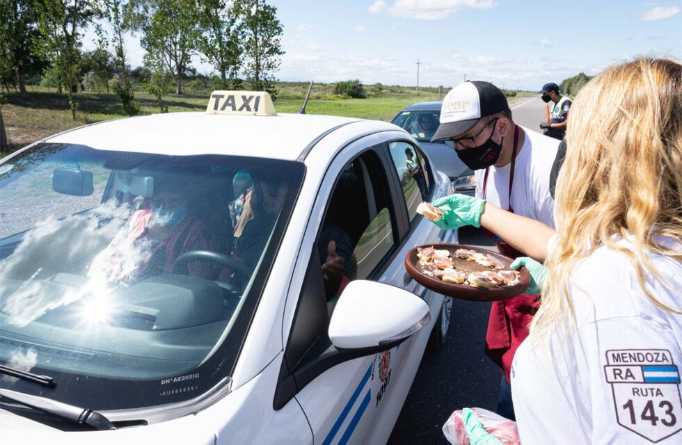 Reciben con degustaciones a los primeros turistas en General Alvear