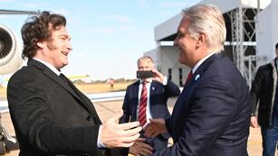 El Presidente fue recibido por Martín Llaryora en el Centro Cívico.