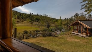 Una estancia con una cascada de aguas cristalinas para pasar el día o el fin de semana.