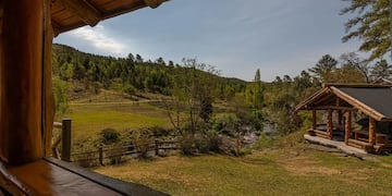 Una estancia con una cascada de aguas cristalinas para pasar el día o el fin de semana.