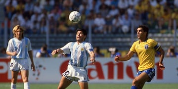 Diego Maradona frente a Brasil en el Mundial Italia '90.