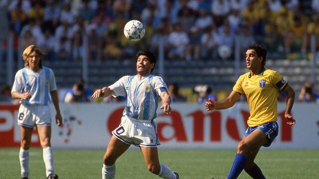 Diego Maradona frente a Brasil en el Mundial Italia '90.