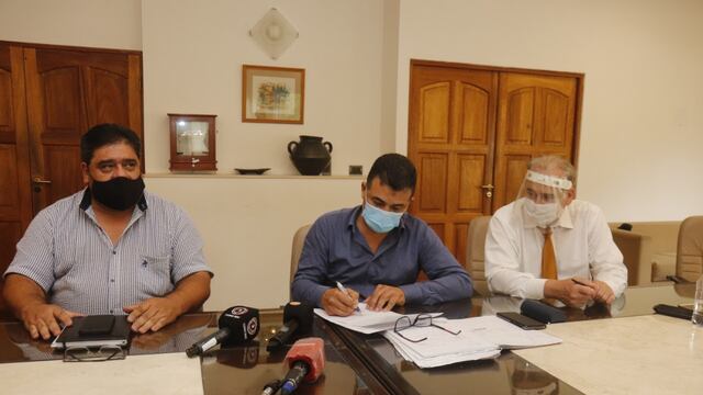 El secretario de Salud Municipal, julio Niz junto a autoridades.