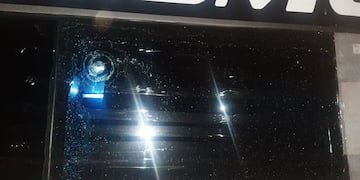 Balearon a dos micros de la barra de Racing que se dirigían hacia Chile. / Gentileza.