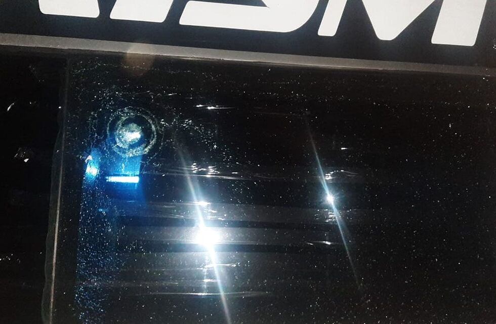 Basta de violencia: balearon a dos micros de la barra de Racing que se dirigían hacia Chile