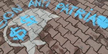 Pintadas sobre los Pañuelos de la Memoria