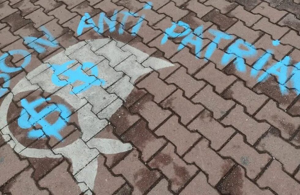 Olavarría: vandalizaron los Pañuelos de la Memoria en la Plaza Central