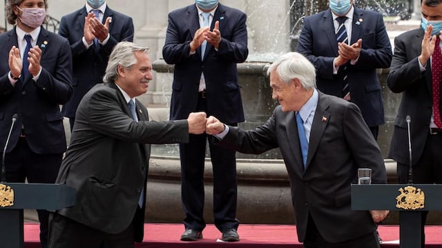Alberto Fernández golpea con el puño al presidente de Chile, Sebastián Piñera, mientras hacen una declaración conjunta en el palacio presidencial de La Moneda en Santiago. (AP)