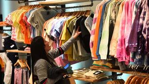 Dónde es la feria que vende zapatillas y ropa desde $1.000.