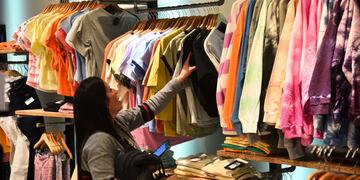 Dónde es la feria que vende zapatillas y ropa desde $1.000.