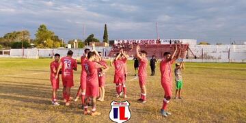 Felicidad plena en Avellaneda. Los Diablos Rojos le ganaron a Barrio Parque, en el inicio de la competencia.